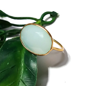 Bague en calcédoine aqua naturelle plaquée or 18 carats |   Pierre précieuse ovale cabochon |   Bague ajustable faite à la main, pour fiançailles ou mariage - Product Image 5