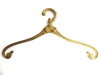 Percha de Metal con Acabado Dorado y Diseño Hecho a Mano, Perfecta para Organizar Ropa en el Hogar o en Espacios de Oficina