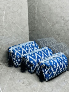 Ensemble de trousses de toilette en coton matelassé faites à la main |   Trousse de toilette de voyage bleue et blanche |   Pochette à maquillage et accessoires faite à la main |   Sac de toilette à fermeture éclair - Product Image 2