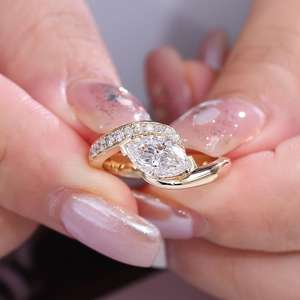 แหวนเพชรทรงมาร์ควิสคัทจาก East West ประดับเพชรเลี้ยงในห้องปฏิบัติการ ดีไซน์โค้งมน พร้อมตัวเรือนทองคำแท้ 14K สำหรับผู้หญิง เหมาะเป็นของขวัญแทนคำมั่นสัญญาในวันแต่งงาน - Product Image 5