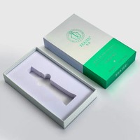 Boîte cadeau en carton rigide avec logo personnalisé imprimé, base et couvercle blancs, revêtement UV, logo en relief, avec insert en mousse