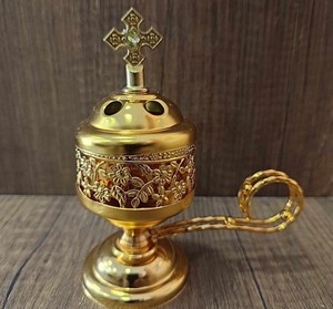 Quemador de incienso de metal para Bakhoor con cruz en la parte superior, hecho a mano en latón con cruz y tallado floral para uso religioso. - Product Image 1