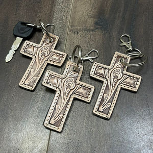 พวงกุญแจหนังวัวแท้ทำมือคุณภาพสูง ดีไซน์ใหม่ล่าสุดปี 2025  รูปทรงกากบาท  ทันสมัย เหมาะสำหรับเป็นของขวัญสำหรับทุกเพศ - Product Image 4
