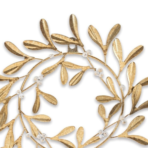 Elegante corona de visco dorada con detalles de bayas de perlas artificiales, perfecta para la decoración festiva navideña de la puerta principal. - Product Image 4