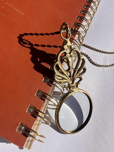 Collar con Lupa de Latón Antiguo y Mango Decorativo, Cadena Larga de Metal y Bolsa de Regalo de Satén, Miniatura Vintage - Product Image 6