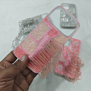 Housse de téléphone portable brodée à la main avec des perles et des franges, housse arrière pour iPhone rose avec taille personnalisable - Product Image 5