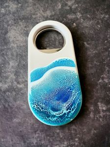 Abridor de botellas de resina hecho a mano con combinación de madera natural y epoxi para accesorios rústicos de cocina y bar. - Product Image 1