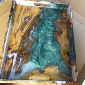 Bandeja de Servir de Resina Epoxi Teal Ocean River, Bandeja Decorativa de Madera con Bordes Naturales Hecha a Mano con Asas - Product Image 1