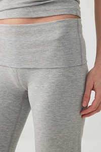 กางเกงโยคะขายส่งแบบสั่งทำสำหรับผู้หญิง เอวกลาง ทรงขาบาน ไร้ตะเข็บ กระชับหน้าท้อง ระบายอากาศ ป้องกันแบคทีเรีย กางเกงออกกำลังกายขายาว - Product Image 2