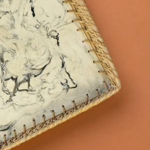 Bandeja cuadrada de resina con efecto mármol hecha a mano, con borde de ratán tejido, bandeja decorativa para mesa de café, decoración del hogar. - Product Image 3