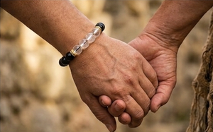 สร้อยข้อมือพลังงานประดับด้วยหินออบซิเดียนสีดำธรรมชาติและควอตซ์ใส พร้อมวงแหวนทองคำ – สร้อยข้อมือยืดหยุ่นประดับด้วยคริสตัลบำบัดและอัญมณี - Product Image 5