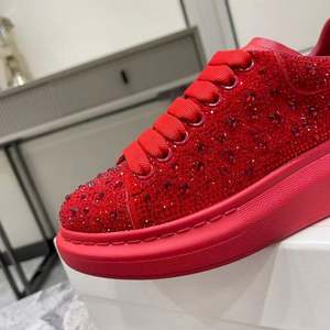 รองเท้าลำลองเพชรแดงคุณภาพสูงแบรนด์หรูรุ่นใหม่ พื้นหนา แฟชั่นหัวมน รองเท้ากีฬา รองเท้าเพชรสำหรับงานแต่งงานผู้หญิง - Product Image 2