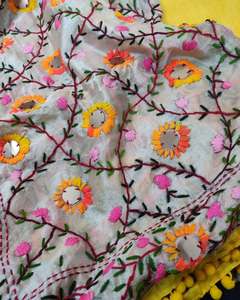 Vente en gros de vêtements de plage ethniques indiens brodés, dupattas Phulkari, dupattas en georgette brodés à la main et colorés pour femmes - Product Image 5