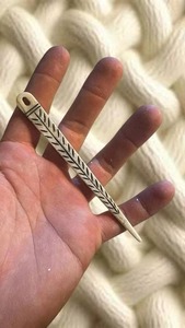 . Agujas Ecológicas de Hueso de Búfalo de 7cm, Blancas, Naturales, Estilo Vikingo, Pulimentadas, con Diseño Religioso, para Tejer Lana - Product Image 6