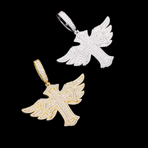 Pendentif Croix Ailes d'Ange en Moissanite Argentée 55mm, Bijou Religieux Bicolore Blanc et Jaune, Style Hip Hop, Effet Givré (Seulement le Pendentif) - Product Image 2