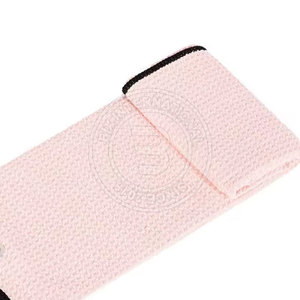 Serviette de golf élégante au design minimaliste pour les golfeurs, les sportifs et les vendeurs en ligne (en forme de chaussette) - Product Image 4