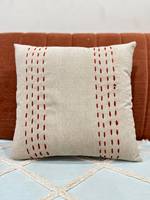 Housse de coussin carrée en coton brodée au point Kantha, artisanale et minimaliste, avec fonction anti-acariens, en beige et rouge