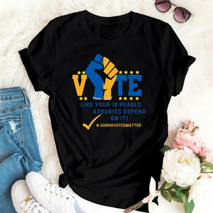 เสื้อยืดสีดำลายกราฟิก VOTE สำหรับผู้หญิง ลายสมาคมนักศึกษากรีก แขนสั้น คอกลม สไตล์ลำลอง สำหรับใส่ในมหาวิทยาลัย สามารถสั่งทำได้ - Product Image 1