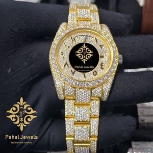 นาฬิกาข้อมือผู้หญิง Pahal Jewels หรูหรา ตัวเรือนสแตนเลสสตีลสีทอง ประดับเพชร หน้าปัดแซฟไฟร์ทรงกลมขนาด 40 มม. สายแบบพับได้ - Product Image 4
