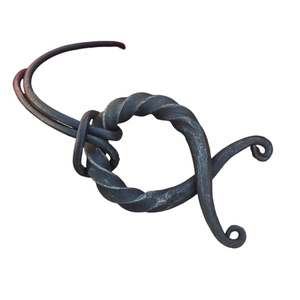 Colgante de hierro rústico con cruz de troll forjada a mano medieval, forjado por expertos artesanos, inspirado en la antigua tradición nórdica. - Product Image 1