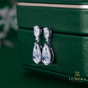 Pendientes de diamantes cultivados en laboratorio, ovalados y en forma de pera, certificados por IGI, con un diamante redondo central minimalista y diamantes en forma de pera. - Product Image 6
