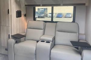 Mercedes Sprinter 3500XD Sunseeker 2021 Usada en Excelentes Condiciones - Product Image 6