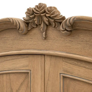 Armoire à 2 portes Gallery Direct Chic Weathered avec un dessus cintré et des détails sculptés de style français pour une utilisation en chambre à coucher. - Product Image 3