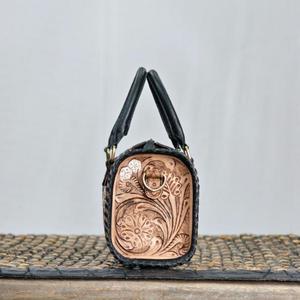 Bolsa de Viaje de Cuero Hecha a Mano de Lujo, Color Bronceado, con Diseño de Cartas de Póker, Cierre de Cremallera, Estilo Duradero - Product Image 2