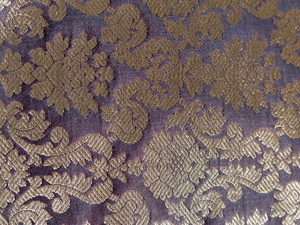 Tissu brocart floral en jacquard tissé violet et or métallisé, poids moyen, pour textile de maison - Product Image 1