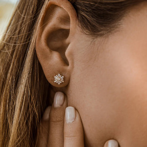 Boucles d'oreilles clous en or jaune avec diamants de laboratoire taille baguette et motif soleil - Product Image 4