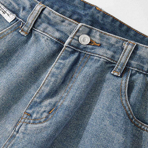 Jean en denim coupe droite délavé clair avec poches latérales et motif imprimé, idéal pour l'hiver – Grande Vente - Product Image 5