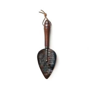 Cultivateur manuel traditionnel élégant à trois dents avec manche en bois pour le jardinage en arrière-cour - Product Image 2