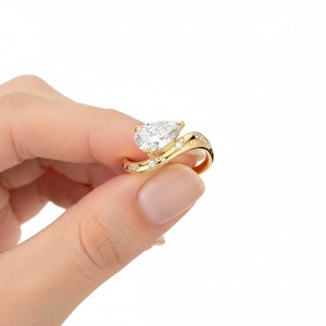 Anillo de Oro 14K con Diamantes en Forma de Pera Abstractos Estilo Oriente-Oeste, Banda de Oro Fundido, Diamantes Cultivados en Laboratorio Certificados por IGI, Joyería Nupcial de Alta Gama - Product Image 5