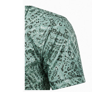 Chemise à imprimé graphique pour homme avec tissu doux au toucher et une expérience de port décontracté confortable toute la journée - Product Image 4