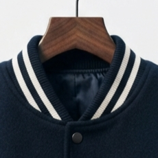 Veste universitaire pour homme, manches en PU crème, logo brodé au dos, col rabattable, fermeture éclair, style preppy, à porter en automne et en hiver - Product Image 4