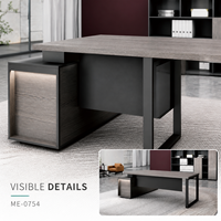 Bureau de direction moderne en forme de L avec plateau en bois grainé gris, pieds en boucle noire et armoire de rangement latérale