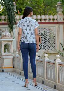 Elegante Blusa Blanca de Rayón para Mujer con Estampado de Caballo, Estilo Anudado, Corte Regular, Diseñada para Uso Casual Internacional con Mangas Cortas - Product Image 5