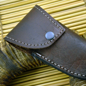 Cuchillo de Camping de Acero de Damasco con Hoja Serrada de Punta Caída, Mango Personalizado y Funda de Cuero. OEM Disponible. - Product Image 6