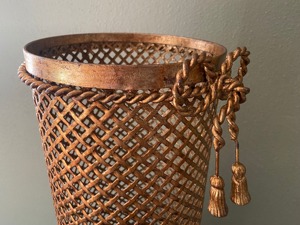 Soporte decorativo dorado con diseño de lazo para colgar esterillas de yoga y sombrillas, ayuda a que las sombrillas mojadas se secan adecuadamente. - Product Image 4