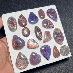 พลอยไอโอไลต์ซันสโตนทรงคาโบชองธรรมชาติ |   พลอยสีน้ำเงินส้มประกายระยิบระยับ |   อัญมณีสำหรับทำเครื่องประดับแบบแยกชิ้น |   ของขวัญคริสตัลดีไซน์เนอร์ |   อามาน - Product Image 2