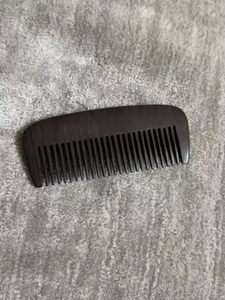 Peigne en bois de santal artisanal écologique de qualité supérieure pour femmes avec design anti-statique en forme de pêche - Product Image 4