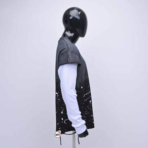 Haut à manches longues de style streetwear de haute qualité, superposé avec un t-shirt noir vieilli à manches courtes sur des manches blanches. - Product Image 1