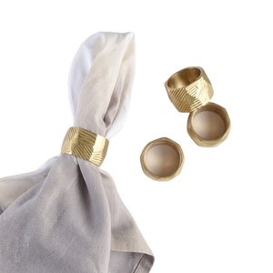 Ensemble de 4 anneaux à serviettes en laiton doré géométrique de luxe, supports à serviettes en métal texturé moderne pour mariage, banquet, table à manger à domicile - Product Image 1
