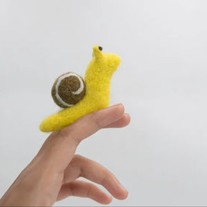 Caracol de lana fieltrada a mano, juguete educativo infantil, decoración de jardín, animal de peluche artesanal, venta al por mayor - Product Image 1
