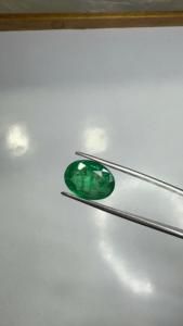 Vente en gros de pierres précieuses vertes naturelles d'émeraude de Zambie de 4,39 carats, taille ovale, pour la fabrication de bagues, pendentifs, colliers et bijoux - Product Image 4