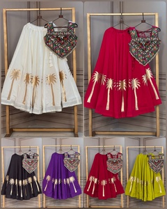 Lehenga Choli Festivo de Tela Romana Premium para Mujer con Bordado Kutchi y Acabado Tradicional Elegante - Product Image 2