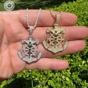 จี้รูปกากบาท Charm_Jewells เงินแท้ 925 ประดับโมอิสซาไนต์ ชุบทอง 18K สำหรับทุกเพศทุกวัย ได้รับการรับรองจาก IGI สไตล์ฮิปฮอป รูปทรงกลม - Product Image 1