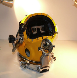 หมวกดำน้ำเชิงพาณิชย์สีเหลืองสดใส พร้อมหน้ากากใสขนาดใหญ่ วาล์วจ่ายอากาศด้านข้าง และชุดวงแหวนรองคอส่วนล่าง - Product Image 1