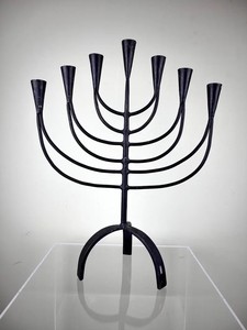 Candelabro Alto con Forma de Arco, Múltiples Portavelas, Acabado Negro, Pieza Decorativa para Arreglos Interiores - Product Image 4