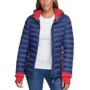 Chaqueta acolchada de plumón para mujer, diseño personalizado, color morado y rojo, con capucha y cuello acolchado, para invierno. - Product Image 1
